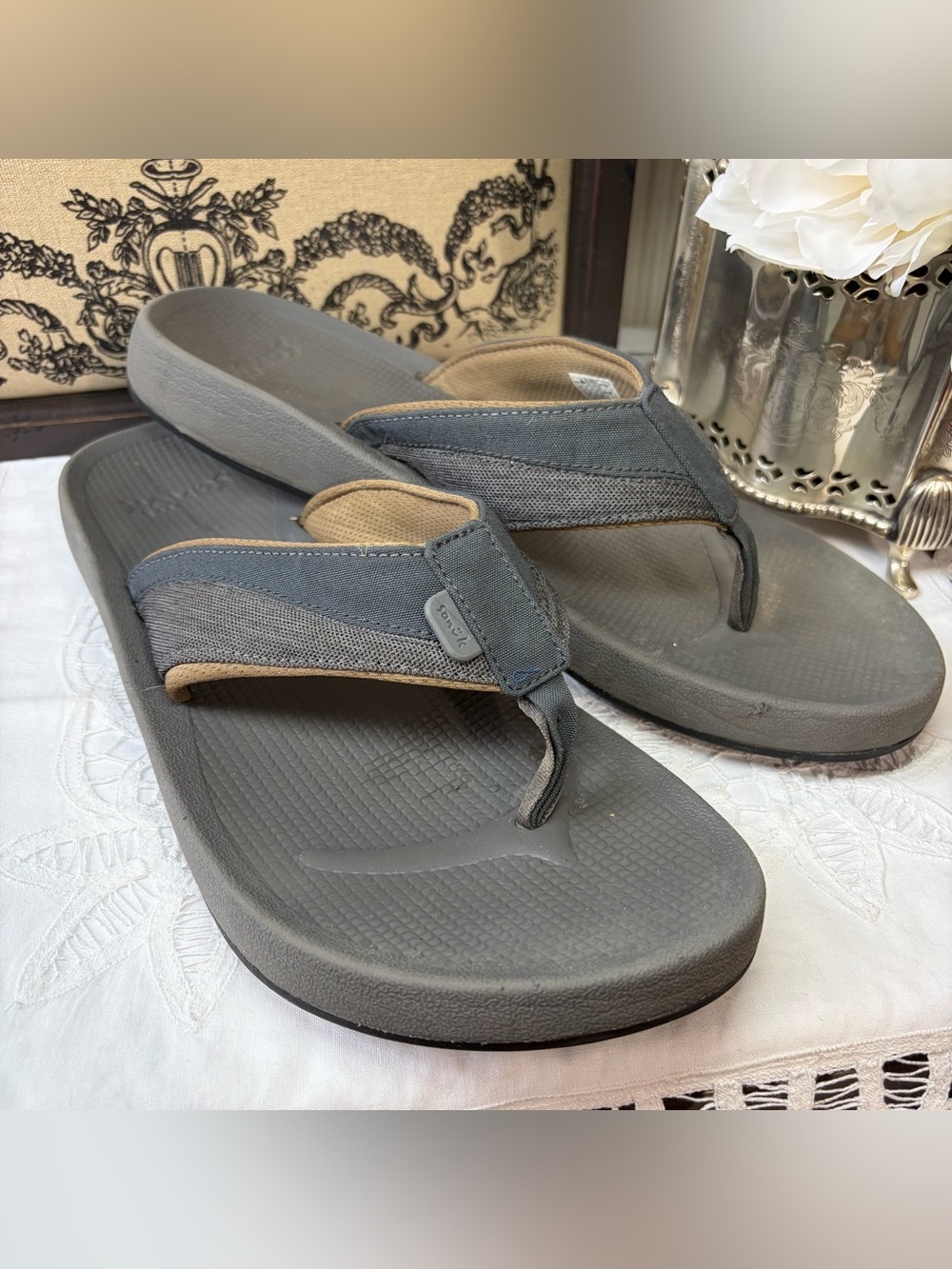 Sanuk grey men’s flip flops sandals 11